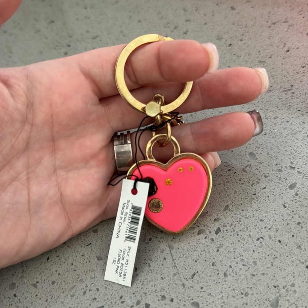 MARC BY MARC JACOBS - Fluro Pink Heart Keychain - Picture 3 of 3